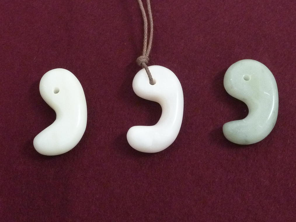 縄文時代の勾玉 本玉 天然石 和田玉 中国古美術 手彫 細工装飾品 縄文時代の勾玉 本玉 天然石 和田玉 中国古美術 手彫 細工装飾